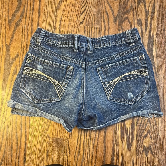 🦕SERVED THE SASS BUT STILL HAS CLASS JUSTICE DENIM SHORTS!🦕 - Picture 2 of 2
